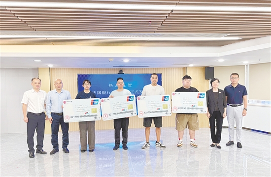 活动现场发行“全国交通一卡通”社保卡。