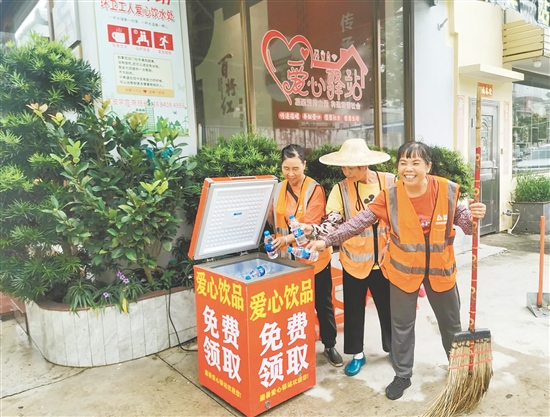 户外劳动者在“爱心冰箱”里领取饮料。