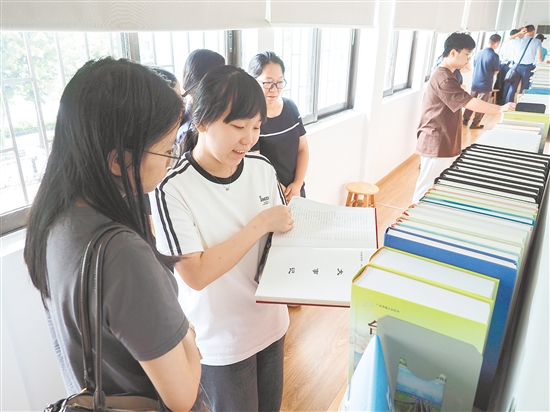 市民在驿站内挑选心仪的书本静心阅读，在字里行间感受台山大地的点滴脉搏。