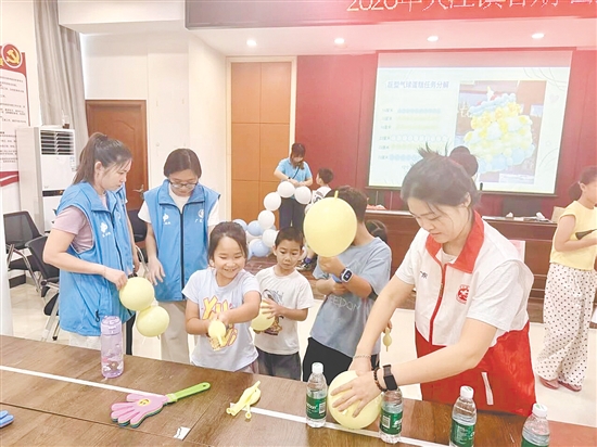 乡村学校少年宫开设特色课程，让学生在乐中学。