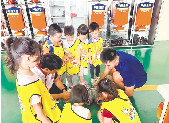 学员们走进消防救援局,学习消防安全知识,进一步增强了自我保护的能力。 学员们走进消防救援局,学习消防安全知识,进一步增强了自我保护的能力。