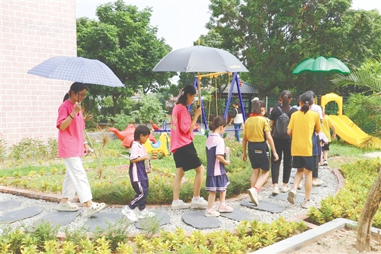 鹤山市建成多处“儿童口袋公园”，与城市慢行系统相呼应，形成城乡联动的友好格局。