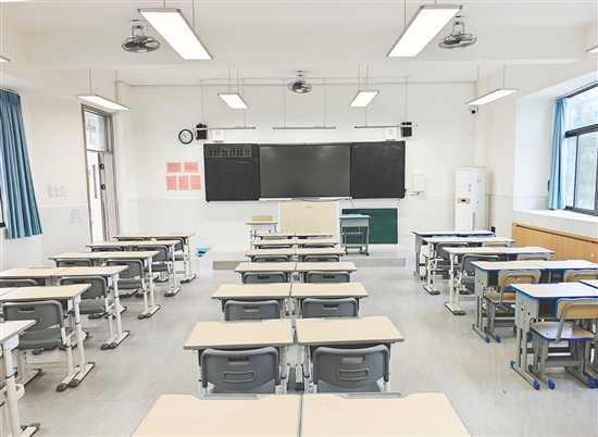 平岭小学新教学楼所有教室均安装了现代化教学交互一体机和空调。