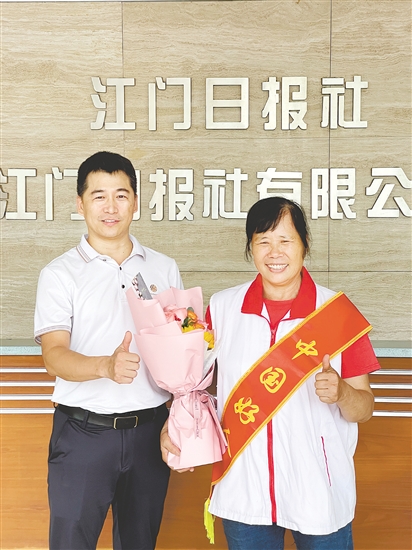 6月9日，“中国好人”谭爱玲（右）与当年采访她的孟庆雷在江门日报社相聚。