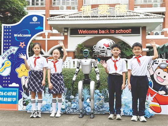在五邑碧桂园中英文学校开学当天，机器人迎接学生。
