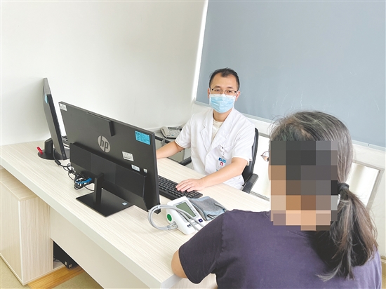 医生询问患者情况。