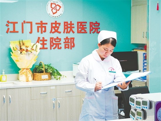 孙敏欣在值班时记录查房信息。 孙敏欣在值班时记录查房信息。