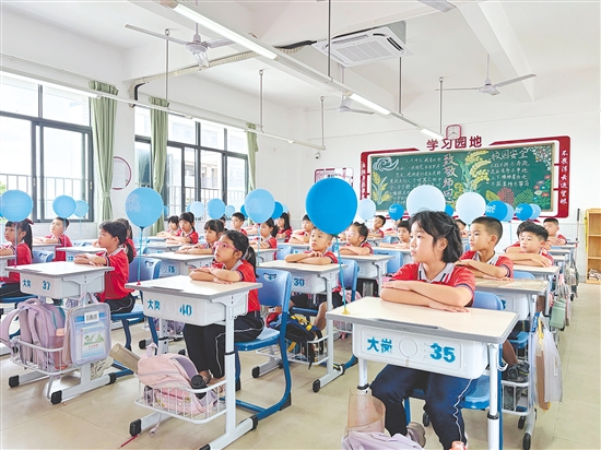 开学首日，雅瑶镇大岗小学的学生收到一份特别的“清凉开学礼”——教室装上了崭新的空调。
