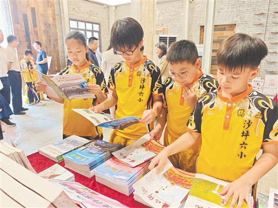 书香节活动现场，学生穿梭于各个展区，翻阅心仪读物。