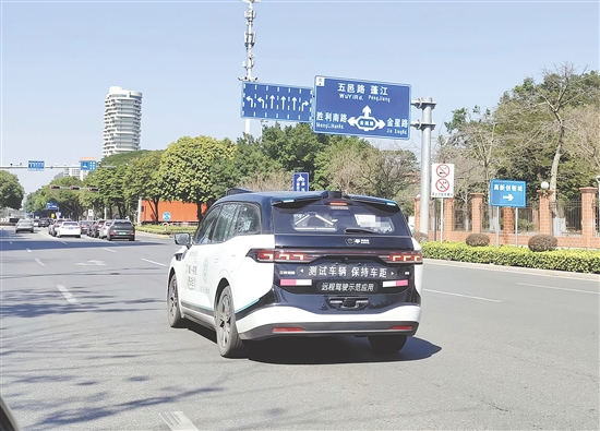 “萝卜快跑”在我市开展测试。