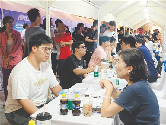 本次招聘会提供超2100个岗位，吸引诸多学生到场求职。
