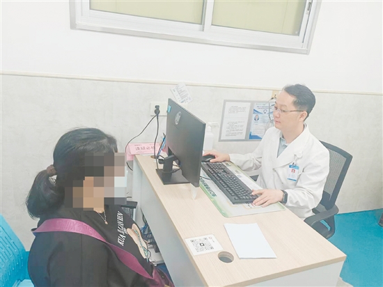 医生向患者了解情况。 医生向患者了解情况。