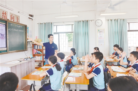 陈涛在给六年级学生上课。