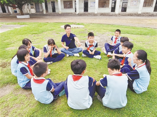 课余时间，陈涛经常和学生一起聊天做游戏。