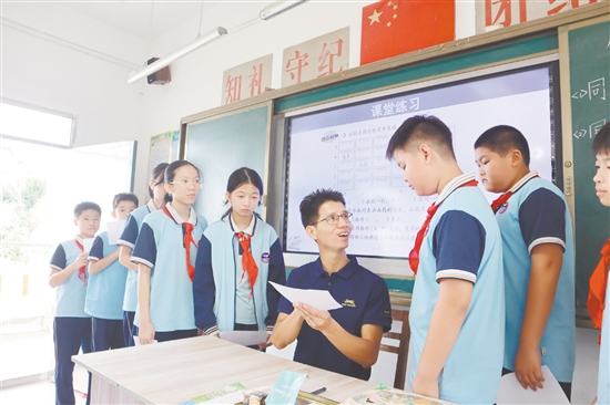 陈涛在给学生批改作业。