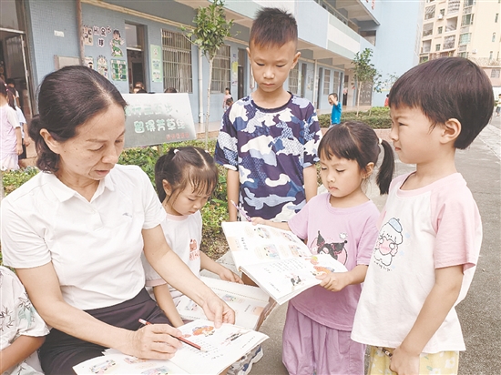 吴秋洁正在指导学生。