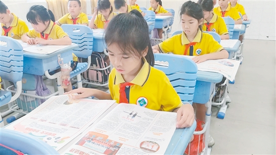 学生们捧着崭新的《青苹果》，在教师的引导下摘抄好词好句、学习优秀作文。