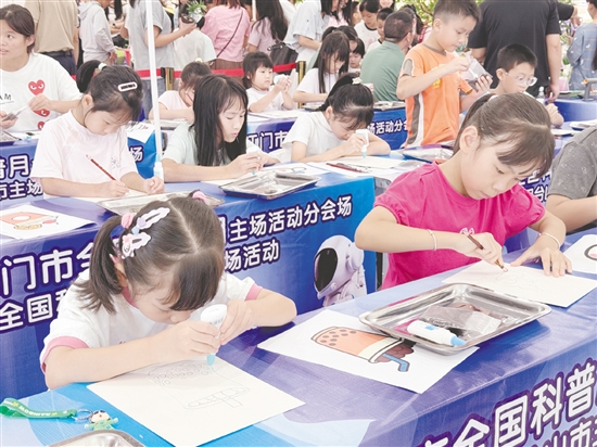沉浸式、互动式的科普体验吸引大批市民和亲子家庭到场参与。 沉浸式、互动式的科普体验吸引大批市民和亲子家庭到场参与。