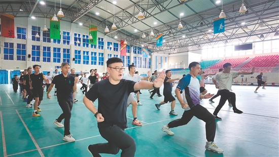 市直中小学体育教师集中学习军体拳要领。