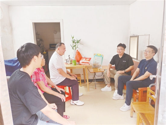 黎伟清(右一)走访慰问大槐镇困难群众。