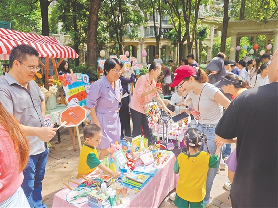 蓬江区珠江帝景湾小区常态化开展童趣公益集市等多元化党群文体活动,丰富居民的日常生活。 蓬江区珠江帝景湾小区常态化开展童趣公益集市等多元化党群文体活动,丰富居民的日常生活。