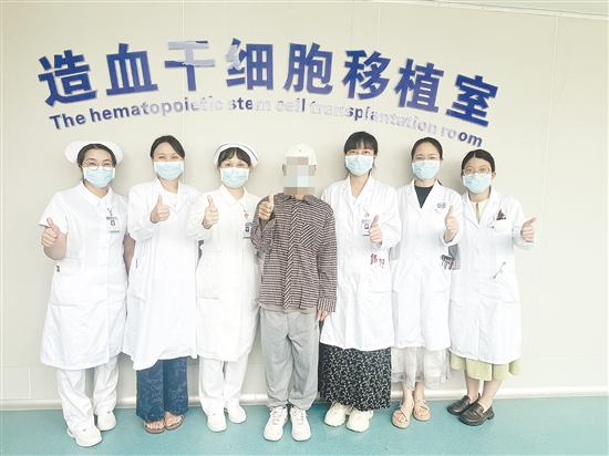 患者家属为医护人员点赞。