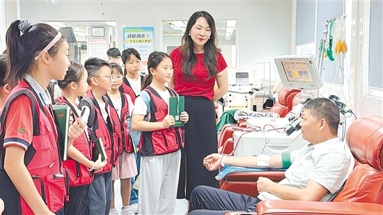小记者采访无偿献血者。