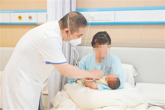 医生向妈妈了解宝宝情况。