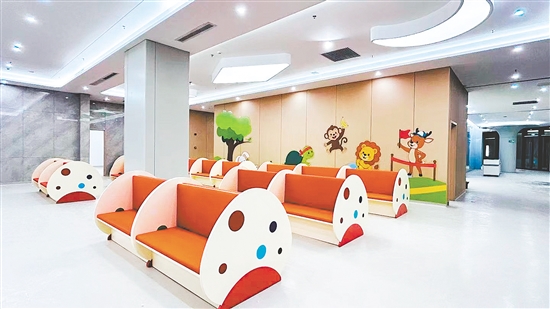 江门市中心医院东院区儿科候诊区。