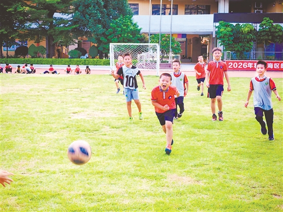 学生们在赛场上挥洒汗水。