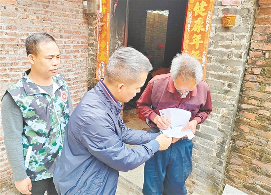 老兵到基层走访群众，了解需求。