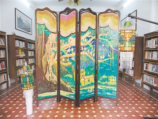 新会技师学院师生团队制作的参展葵屏风、葵灯。