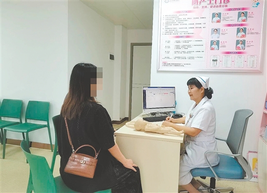 江门市中心医院助产士门诊护士为孕产妇提供服务。