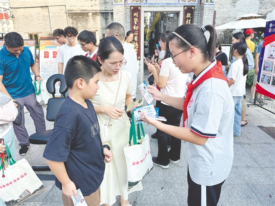 学生向市民宣传反邪教知识。 学生向市民宣传反邪教知识。
