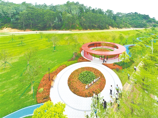 同心公园·石龙山建成开园，昔日脏乱荒地蜕变为层次丰富、绿意盎然的休闲空间。郭永乐