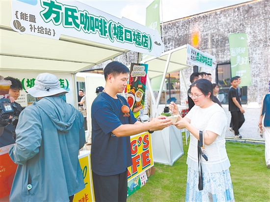 咖啡美食集市烟火气浓，方氏咖啡的“特色煲仔饭咖啡特调”深受市民游客青睐。李淑珩