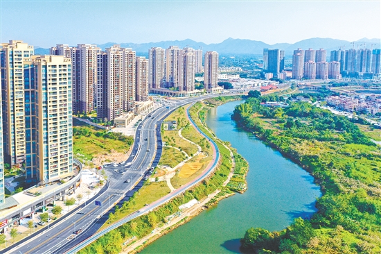岸绿景美，台山市全面推动幸福河湖建设。