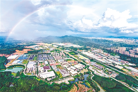 开平市坚持“工业立市、制造强市”不动摇，奋力打造一流营商环境。图为翠山湖新区。