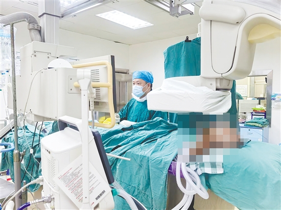 医生为患者实施手术治疗。 医生为患者实施手术治疗。