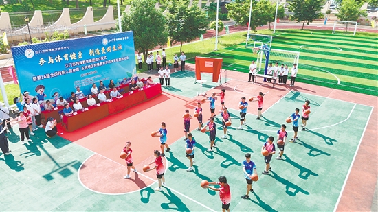 江门市特殊教育学校的同学们表演篮球操。