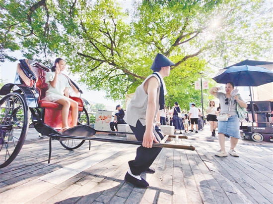 在长堤历史文化街区，市民体验黄包车带来的乐趣。