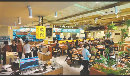 国庆假期以来，赣小滋江门首店客流量较平日翻倍。