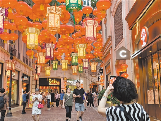 10月3日，游客在香港湾仔利东街拍照。新华社发