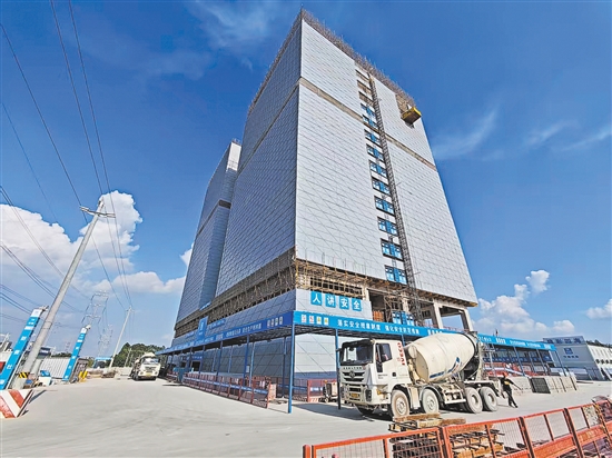 鹤山升仕项目施工现场，施工单位抢抓国庆假期的黄金时间加紧推进建设进度。