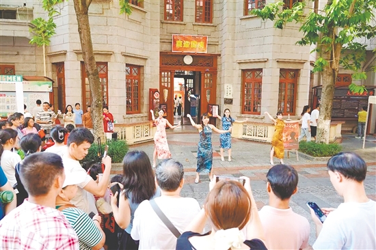 国庆假期,新会区各大商业综合体推出折扣促销、主题市集、非遗展演、趣味赛事等一系列特色活动。 国庆假期,新会区各大商业综合体推出折扣促销、主题市集、非遗展演、趣味赛事等一系列特色活动。