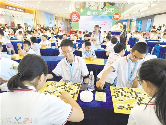 新汇大融城举办中小学生围棋公开赛,解锁多彩假日体验。 新汇大融城举办中小学生围棋公开赛,解锁多彩假日体验。