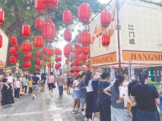 江门墟游人如织。