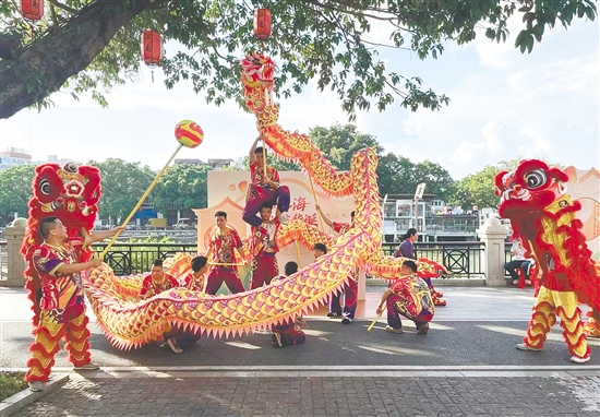 江南路“共庆华诞·奇趣游园会”带来了精彩的龙狮巡游表演。
