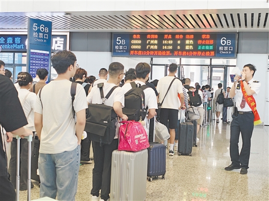 中秋国庆假期，旅客出行需求集中释放，江门站持续优化服务保障，提升旅客通行效率。