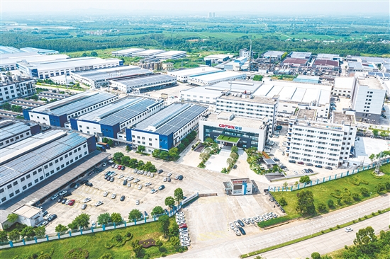 广东皇冠新材料科技有限公司研发生产工业级、电子级胶粘材料及功能性薄膜，2025年获评专精特新“小巨人”企业及入选广东制造业500强。